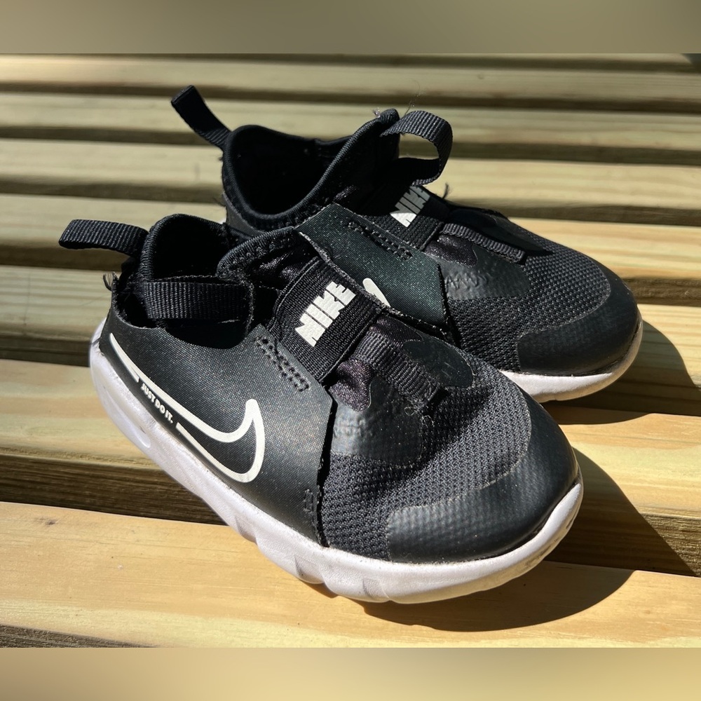 Nike Flex Runner 2 Boys Size 8C Black White Athletic Shoes Sneakers DJ6039-002